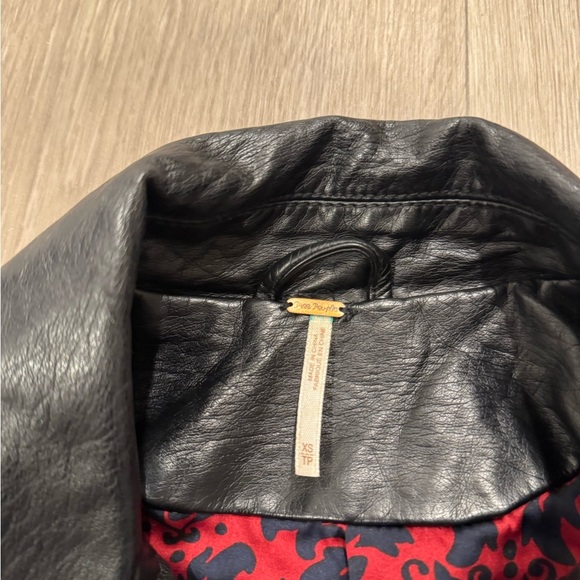 Free People Modern Vegan Bomber Jacket in Black. Size XS. Barely Worn. - Picture 6 of 6